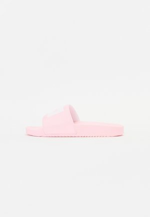 Tongs roses en plastique lisse, dotées d'une large sangle et d'une semelle texturée pour une meilleure adhérence. Design simple sans motifs supplémentaires.