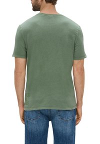 s.Oliver MIT GARMENT DYE - T-shirt print - tannengrün