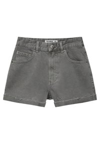 Pantalones cortos de mezclilla gris con dobladillo deshilachado, cinco bolsillos y cierre de botón en la parte frontal. Corte clásico con un acabado de tela texturizado.