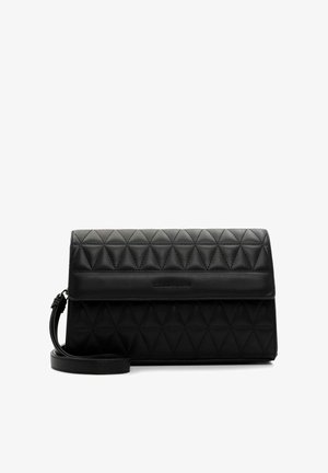 Bolso de mano de cuero negro con un patrón de diamante acolchado, cierre de solapa y correa desmontable. Textura suave con una marca minimalista.