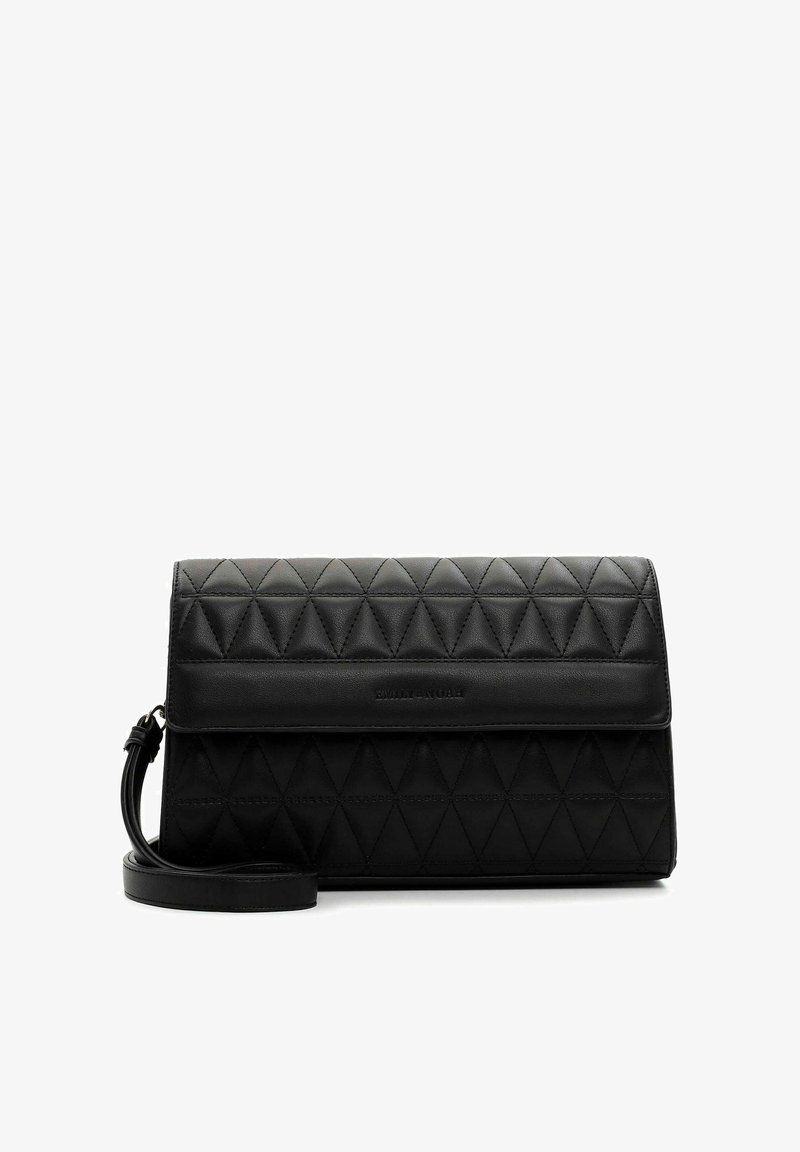 Borsa a tracolla nera in pelle con un motivo a diamante trapuntato, chiusura a patta e tracolla rimovibile. Texture morbida con branding minimalista.