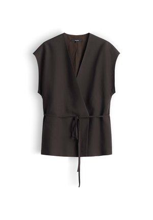 Ärmellose schwarze Wickelbluse mit V-Ausschnitt und dünnem verstellbarem Taillengürtel, flach auf weißem Hintergrund liegend.