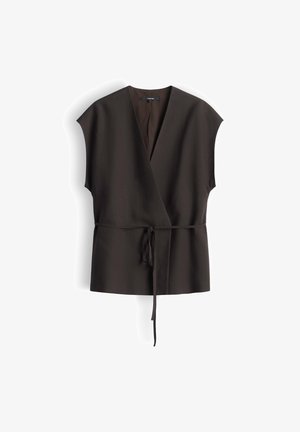 Ärmellose schwarze Wickelbluse mit V-Ausschnitt und dünnem verstellbarem Taillengürtel, flach auf weißem Hintergrund liegend.