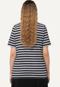 Czarny i biały paskowany t-shirt z krótkimi rękawami, wykonany z bawełny, o swobodnym kroju i prostym wykończeniu, widok z tyłu.