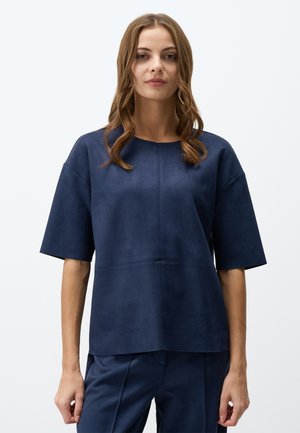 Marineblaues, kurzärmliges Oberteil aus weichem Stoff mit glatter Textur. Verfügt über einen Rundhalsausschnitt und minimale Nahtdetails.