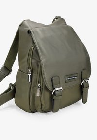 Mochila de nylon verde oliva con solapa plegable, dos bolsillos con cremallera, correas ajustables y detalles en tono plateado.