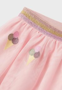 Jupe en tulle rose avec une ceinture pailletée, ornée de cônes de glace brodés dans des couleurs pastel et d'une texture douce et légère.