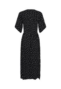 Robe midi noire à pois blancs, manches courtes, taille smockée et ourlet droit avec fente latérale, vue de dos.