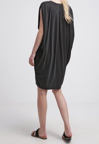 BCBGMAXAZRIA Denní šaty - black