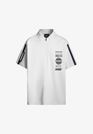 Valge polo särk lukuga kaelusega, lühikeste varrukatega, tumedate siniste aktsentide, trükitud logode ja tekstiga ees ning varrukatel.