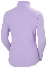 Polarowy sweter w jasnym lawendowym kolorze, z wysokim kołnierzem, długimi rękawami oraz gładką teksturą. Posiada dopasowany krój i płaskie szwy.