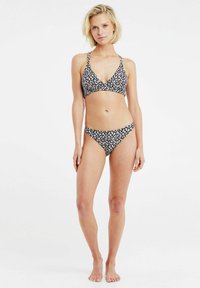 Čierny bikini s bielym kvetinovým vzorom; trojuholníkový vrch a zodpovedajúce nízko strihané nohavičky; jemná textúra a nastaviteľné ramienka.