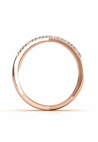 Anello in oro rosa con una fascia liscia caratterizzata da una fila di piccoli gemstone trasparenti incastonati lungo il bordo superiore, creando un delicato accento.