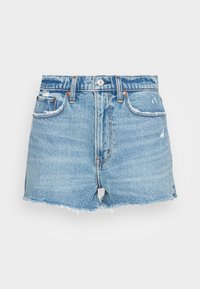 Shorts de mezclilla de cintura alta en azul claro con dobladillo deshilachado, bolsillos frontales y detalles de botón en tono cobre. Las áreas desgastadas añaden textura.