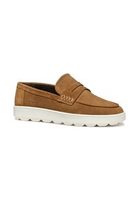 Scarpe slip-on in pelle scamosciata marrone con punta arrotondata, dotate di dettagli cuciti sul collo del piede e di una suola in gomma bianca con motivi antiscivolo.