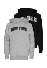 Dve mikiny: jedna sivá s nápisom "NEW YORK" v čiernej farbe a jedna čierna s nápisom "LOS ANGELES" v bielej. Obe majú predné vrecko a kapucňu na šnúrky.