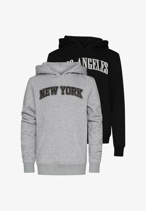Haut à capuche gris avec "NEW YORK" imprimé en noir, associé à un pantalon cargo en denim bleu clair et des baskets blanches, sur fond uni.