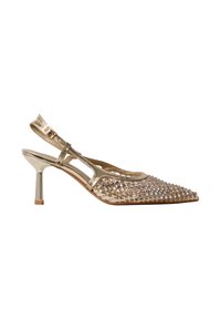 Chaussure à talon aiguille slingback dorée avec bout pointu, ornée de strass et d'une fine bride à boucle, présentée sur fond blanc.