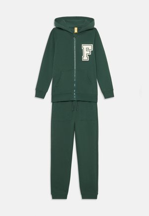 Groene katoenen rits hoodie met groot "F" logo op de borst, gecombineerd met bijpassende joggingbroek met twee voorzakken en elastische manchetten.