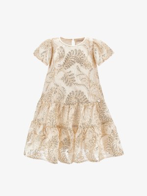 Robe en dentelle beige avec manches courtes bouffantes, jupe à volants et motifs de feuilles en sequins dorés couvrant le tissu.