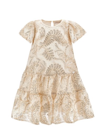 Μπεζ δαντελένιο φόρεμα με κοντά φουσκωτά μανίκια, φούστα με στρώσεις και χρυσά παγιετένια σχέδια φύλλων που καλύπτουν το ύφασμα.