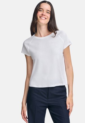 Haut blanc à manches courtes avec un col rond et une coupe décontractée, fabriqué en tissu doux, présentant un logo discret sur la poitrine.