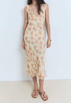 Kremowa sukienka midi z kwiatowym wzorem w odcieniach różu i zieleni, z krótkimi, falbanianymi rękawami oraz paskiem wiązanym w talii.