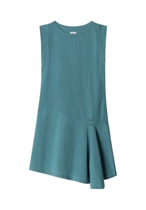 Vestido sin mangas color verde azulado en tela suave, con dobladillo asimétrico, escote redondeado y un pequeño detalle metálico cerca de la cintura.