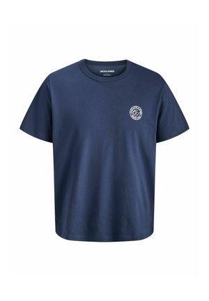 Temno modra majica s kratkimi rokavi in okroglim izrezom, z majhnim belim okroglim logotipom na levi strani prsnega koša.