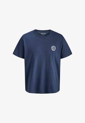 Camiseta azul marino de manga corta y cuello redondo con un pequeño logo circular blanco en el lado izquierdo del pecho.