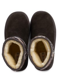 Zapatillas de ante marrón con un suave forro de piel, diseño de altura hasta el tobillo y costuras en contraste. No se aprecian herrajes ni patrones adicionales.