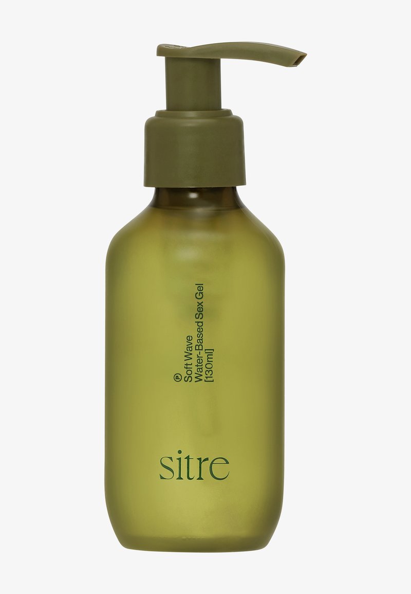 Flacon pompe translucide vert portant l'étiquette "Soft Wave Gel sexuel à base d'eau 130 ml" avec le nom de la marque "sitre" sur un fond blanc.