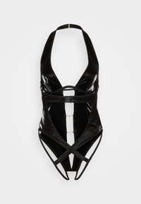 Μαύρο ολόσωμο μαγιό από γυαλιστερό υλικό παρόμοιο με λατέξ, με βαθύ V-ντεκολτέ, σταυρωτές τιράντες και χρυσή αλυσίδα ως διακοσμητικό στην μέση.