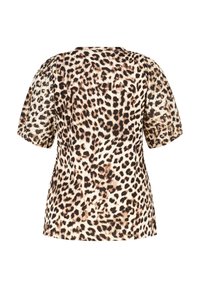 T-shirt à manches courtes avec un motif léopard beige et noir sur un fond clair, avec une coupe ample et un décolleté arrondi.