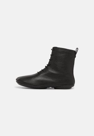 Botines con cordones - black