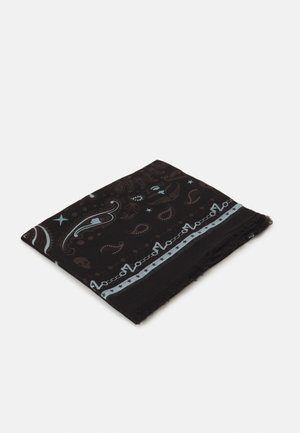 Zwart bandana met lichtblauwe paisley-, ster- en kettingpatronen, op een witte achtergrond gevouwen.