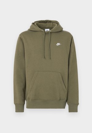 Felpa con cappuccio verde oliva con tasca frontale, cappuccio con coulisse regolabile e logo Nike bianco sul petto a sinistra. Tessuto morbido, polsini a costine.