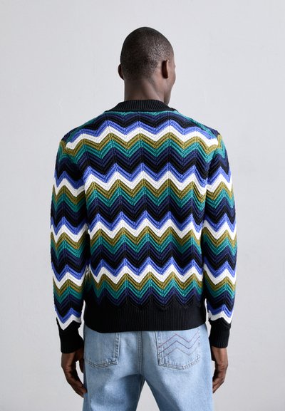Pulover din tricot cu un model zigzag multicolor în nuanțe de verde, albastru, negru și alb. Manșete și tiv cu nervuri, având o croială lejeră.