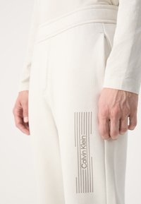 Calvin Klein HORIZONTAL LOGO SWEATPANTS - Treniņtērpa apakšdaļas - silver birch