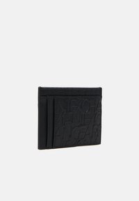 Portafoglio nero realizzato in materiale testurizzato con branding in rilievo. Presenta più slot per carte e una forma rettangolare pulita.