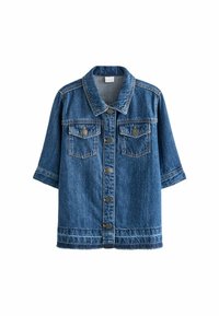 Veste en jean bleu avec fermeture à boutons, deux poches poitrine à rabat et manches trois-quarts sur fond blanc.