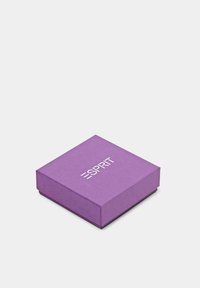 Scatola di carta viola con una texture liscia, caratterizzata dal logo "ESPRIT" stampato in bianco sulla parte superiore, di forma quadrata, di dimensioni compatte e design minimalista.