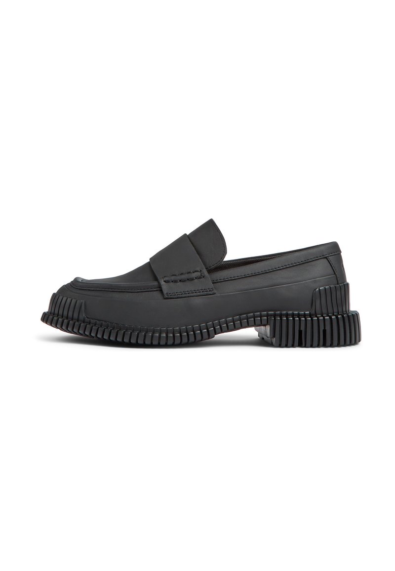Svarta läderloafers med rundad tå, framträdande sömnadsdetaljer och en texturerad gummisula med riller för grepp.