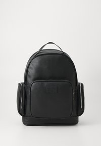 Svart lærryggsekk med strukturert finish, buet topp, frontlomme med glidelås og sidetasker. Solid håndtak øverst.