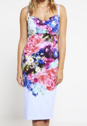 Bloemenpatronen jurk met een sweetheart halslijn, versierd met levendige roze, paarse en blauwe bloemen op een witte achtergrond. Lichte schouderbandjes.