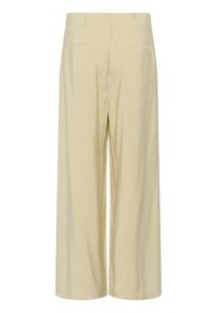 Pantalon beige à jambes larges avec passants pour ceinture et deux poches passepoilées à l'arrière, présenté sur un fond blanc.