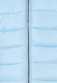 Gilet imbottito azzurro chiaro con texture a trapuntatura orizzontale, dotato di zip centrale e hardware argentato a contrasto. Finitura morbida e liscia.