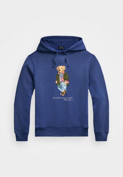 Sudadera marina hecha de una mezcla de algodón con un gráfico frontal de un oso en atuendo casual, que incluye chaqueta, vaqueros y zapatos; cuenta con cordones.