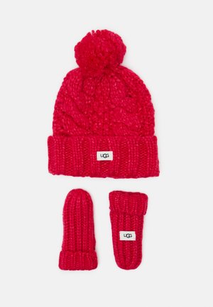 Berretto lavorato a maglia rosso con pompon, caratterizzato da un motivo intrecciato e un risvolto. Due guanti senza dita coordinati, tutti con etichetta del marchio.