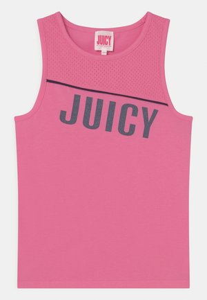 Pink ærmeløs top med mesh øverste panel og sort diagonalt "JUICY" tekst hen over brystet, med rund halsudskæring og mærkeindeni.